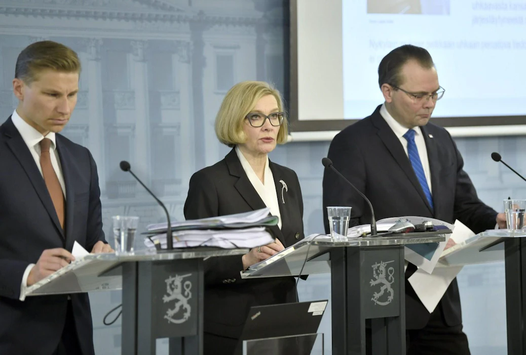 Oikeusministeri Antti Häkkänen, sisäministeri Paula Risikko ja puolustusministeri Jussi Niinistö kertoivat valtioneuvoston tiedotustilaisuudessa tiedustelulainsäädännön uudistuksista. Kuva: Lehtikuva / Antti Aimo-Koivisto