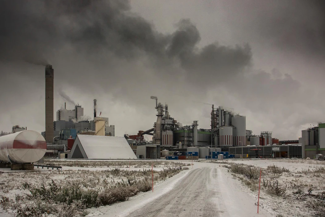 Stora Enso sitoutuu pudottamaan sellu-, paperi- ja kartonkitonnia kohti laskettuja kasvihuonepäästöjä 31 prosentilla vuoteen 2030 mennessä. Kuvassa yhtiön Imatran tehtaat.