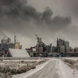 Stora Enso sitoutuu pudottamaan sellu-, paperi- ja kartonkitonnia kohti laskettuja kasvihuonepäästöjä 31 prosentilla vuoteen 2030 mennessä. Kuvassa yhtiön Imatran tehtaat.