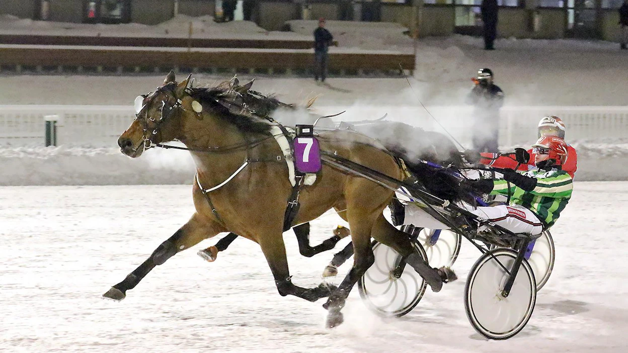 Attack Diablo torjuu Fine By Men lopun tulista spurttia. Santtu Raitala esiintyy voittajan omistajan Esa Himasen väreissä.