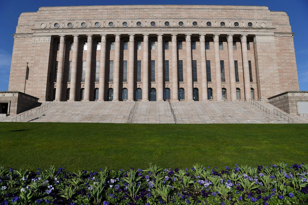 Kyselyyn vastanneista 105 kansanedustajasta 59 pitäisi lakipykälän ennallaan. Lainkohdan kumoamista kannatti 25 kansanedustajaa. LEHTIKUVA / ANTTI AIMO-KOIVISTO
