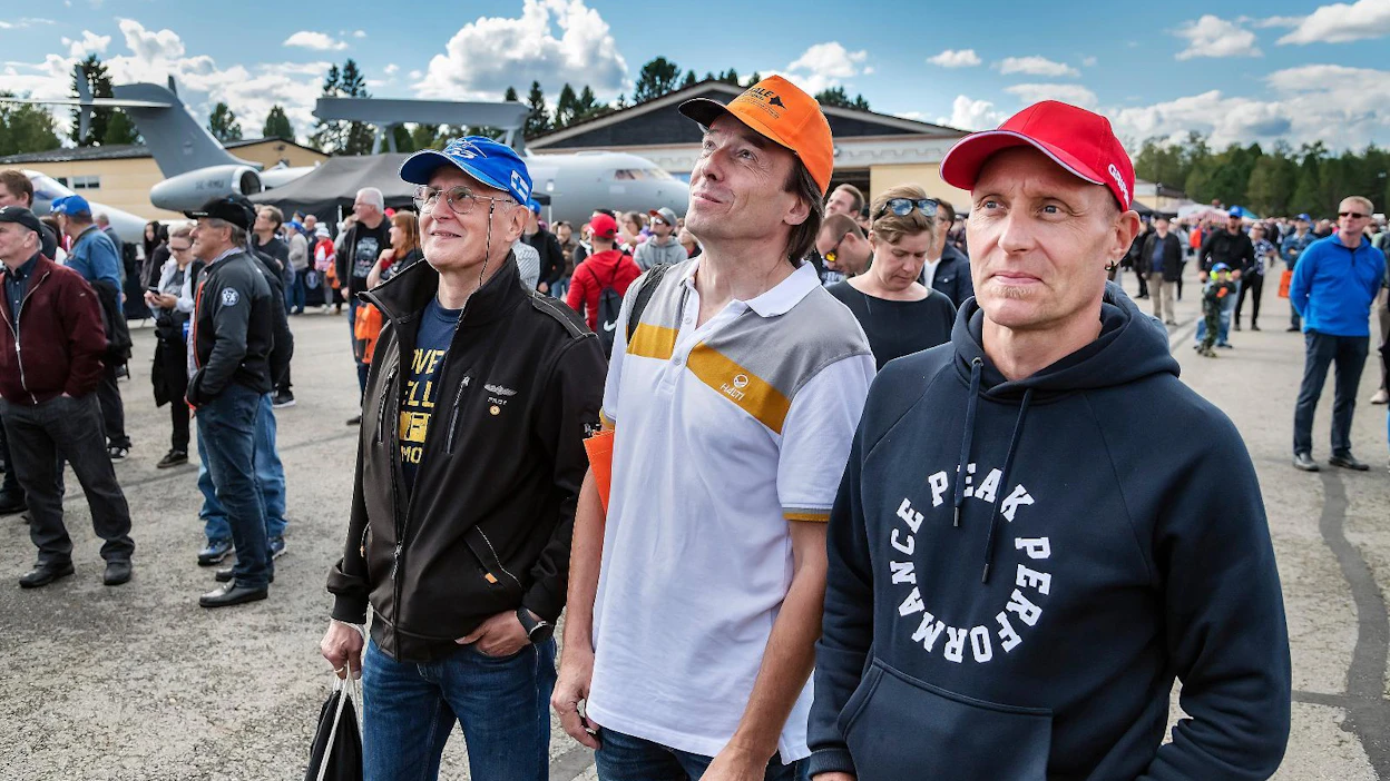 Hannu Käkelä (F-35 lippis päässä), Esa Reittu (Rafale) ja Jukka Ylihakala (Gripen) pohtivat Suomen seuraavaa hävittäjämallia. Selvää suosikkia ei vielä löytynyt.