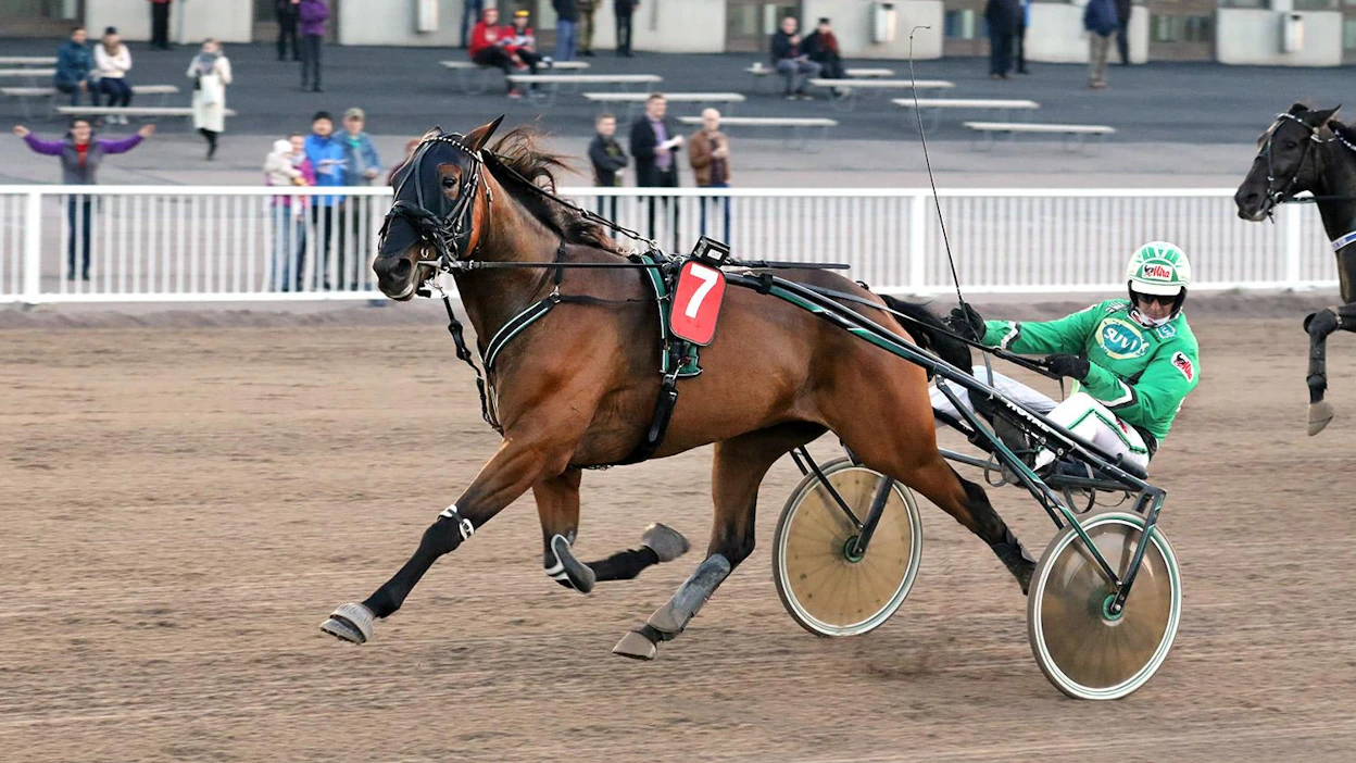 Kuvassa Jamie Hyneman lasketteli syyskuussa Vermossa voittoon täyden matkan ajalla 13,5. Ari Moilasen ajokki on Ravinetin varma Magic Mondayn jackpot-kierrokselle.