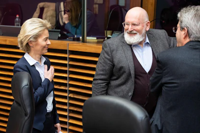 EU-komission puheenjohtaja Ursula von der Leyen on määrännyt vihreän kehityksen ohjelmasta vastaavan varapuheenjohtaja Frans Timmermansin painamaan jarrua esitystehtailussa.