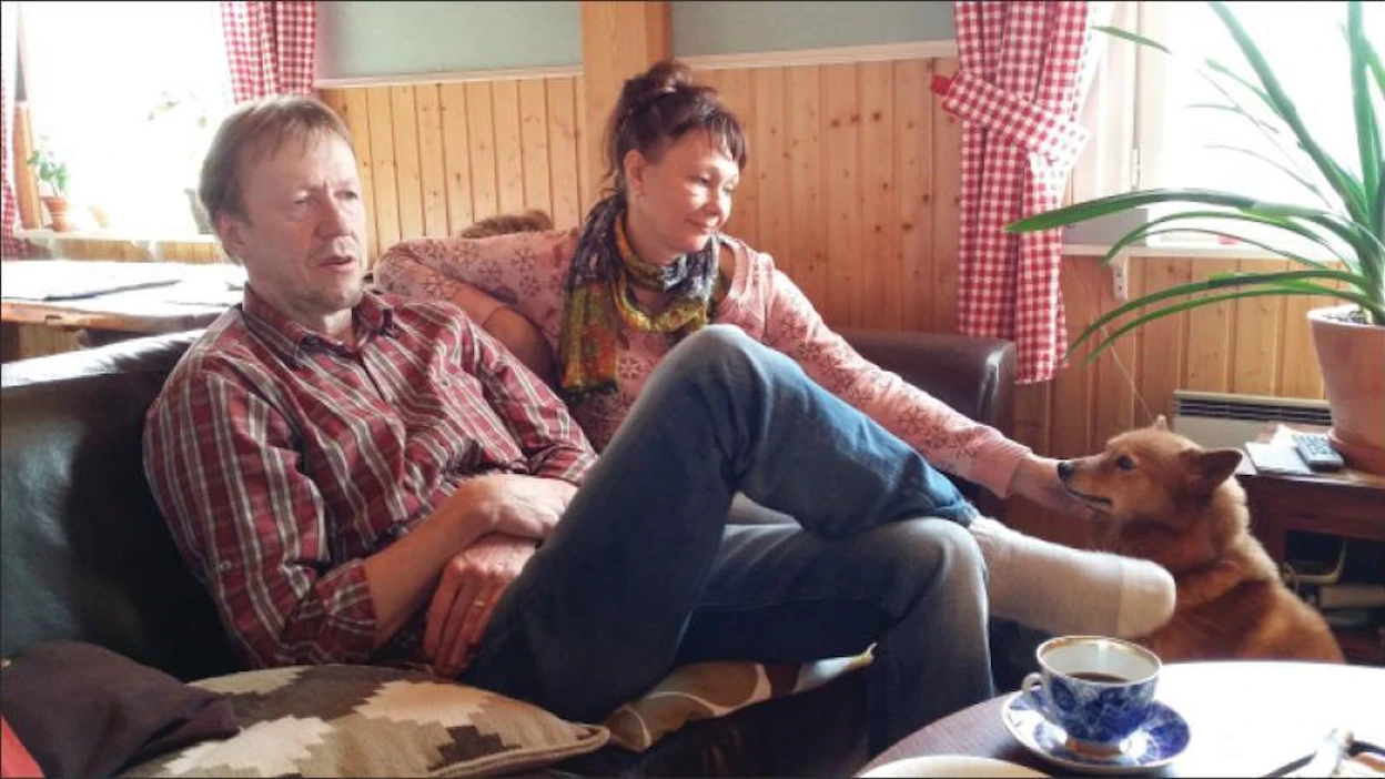 Viktoria-vaimo kannusti Eero Repoa kirjoittamaan. Heidän seurassaan on myös suomenpystykorva Mimi. Silja Väyrynen