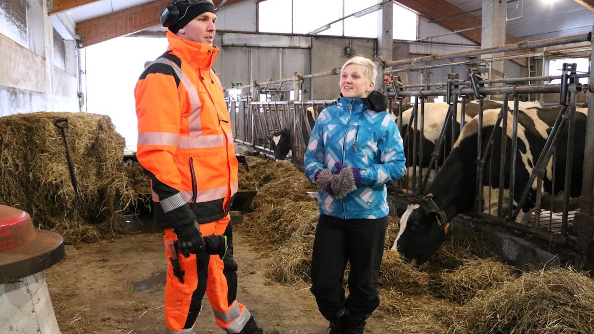 Maidontuottajat Sanna ja Markku Rajala pitävät tärkeänä, että olosuhteet navetassa ovat ensiluokkaisia ja kaikki osa-alueet ovat muutenkin tasapainossa. Työ palkitsee, mistä kertoo lähes 14 000 litran keskituotos.