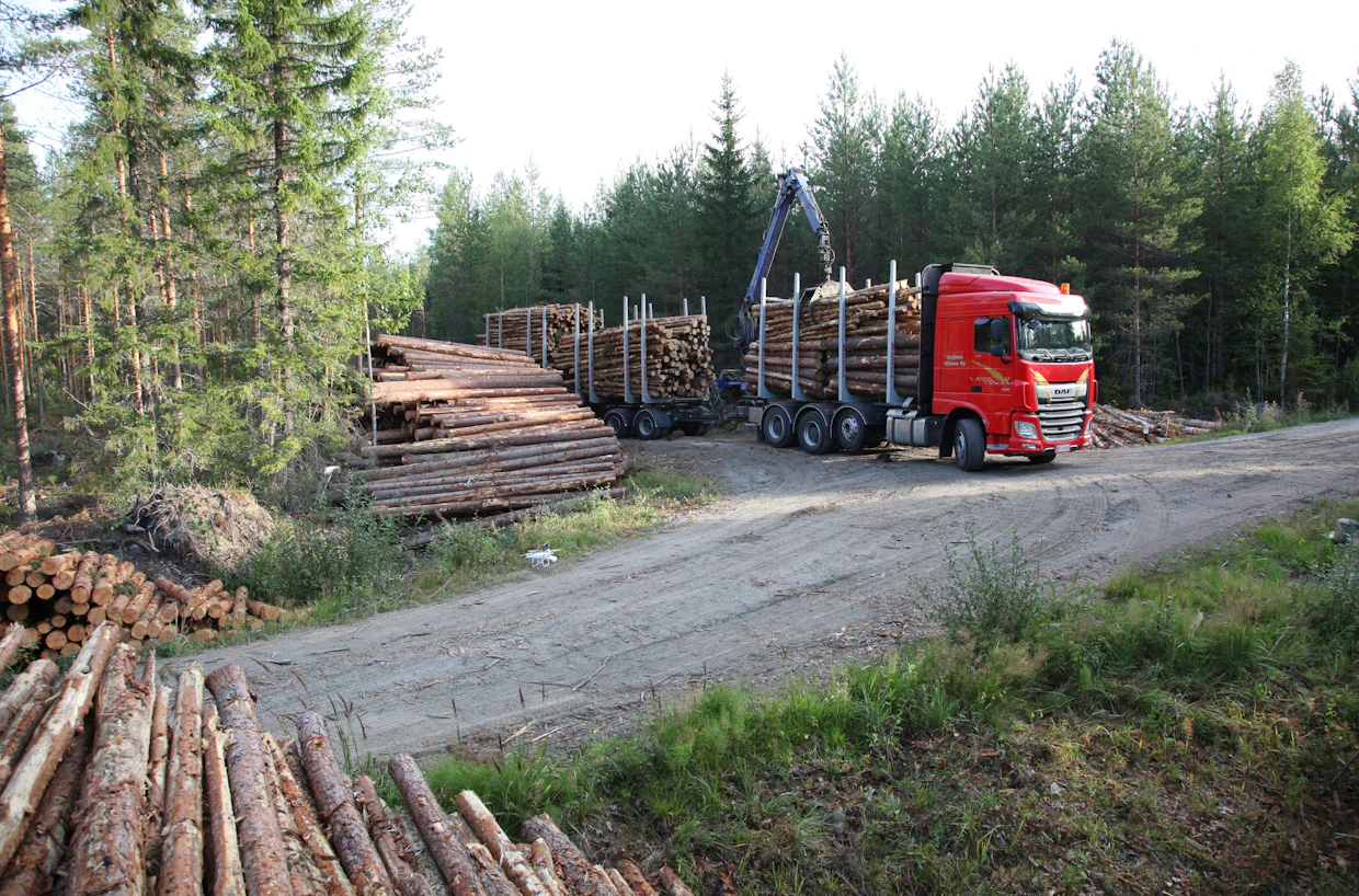 Kääntöpaikoilla tilaa suuntaansa tulisi olla vähintään 25 metriä, jotta yhdistelmä mahtuu kääntymään.