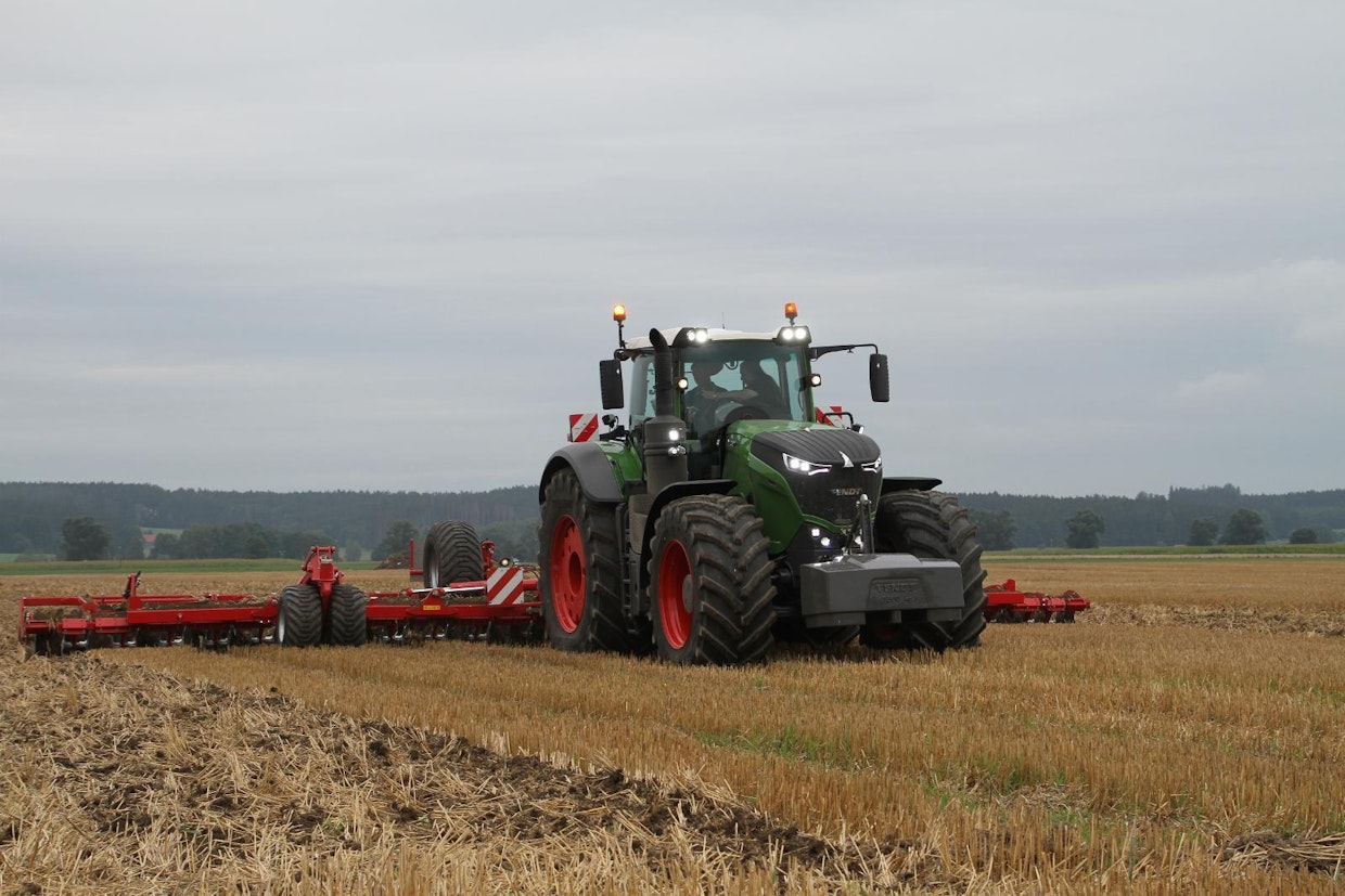 Fendt 1050 on KoneAgrian jyhkein traktoriuutuus, joka valittiin viime vuonna vuoden traktoriksi. Traktorissa on MAN-matakierrosmoottori, jonka suurin teho on 517 hv. Sekä etu- että taka-akselille on oma, portaattomasti säätyvä voimansiirto.Tehoa säästyy, koska akseleiden keskinäistä nopeussuhdetta voidaan säätää tilanteen mukaan. (UO)