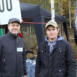 Aapo Palonen (vas.) ja Toni Pajula esittelivät Skutsissa metsäpalveluyrityksiään.