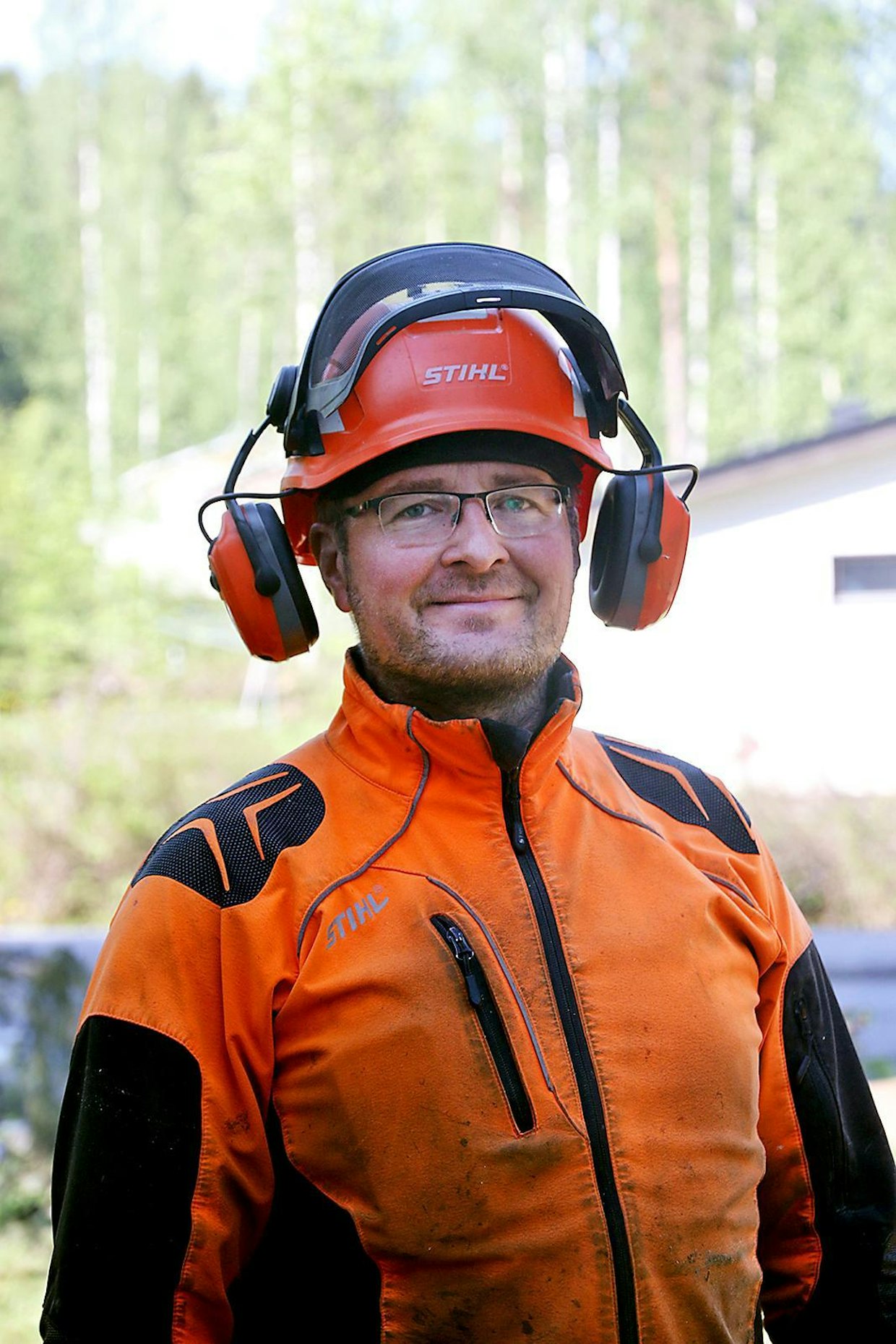 Puunhoitotöiden lisäksi Jani Ylönen tekee talvisin lumenaurausta ja muita kiinteistöhoitotöitä.