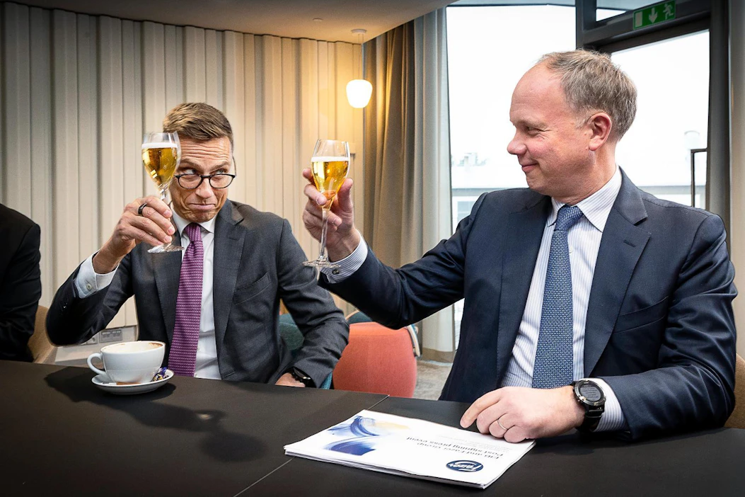 Kippis kauralle ja ksylitolille! Fazer-konsernin konsernijohtaja Christoph Vitzthum (oik.) ja Euroopan investointipankin varapääjohtaja Alexander Stubb nostivat maljan, kun lainasopimus oli allekirjoitettu.