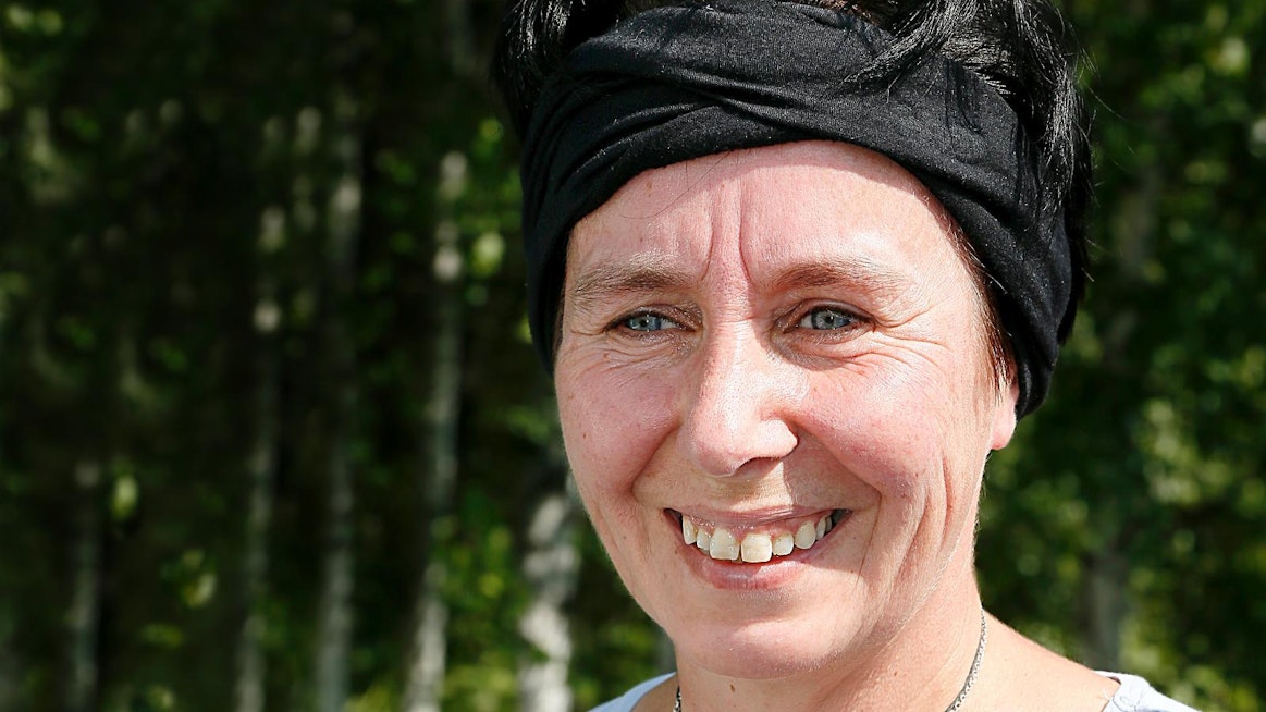 Tarja Ketolaisella on pari hevosta, joten eläinjutut hän lukee tarkkaan.