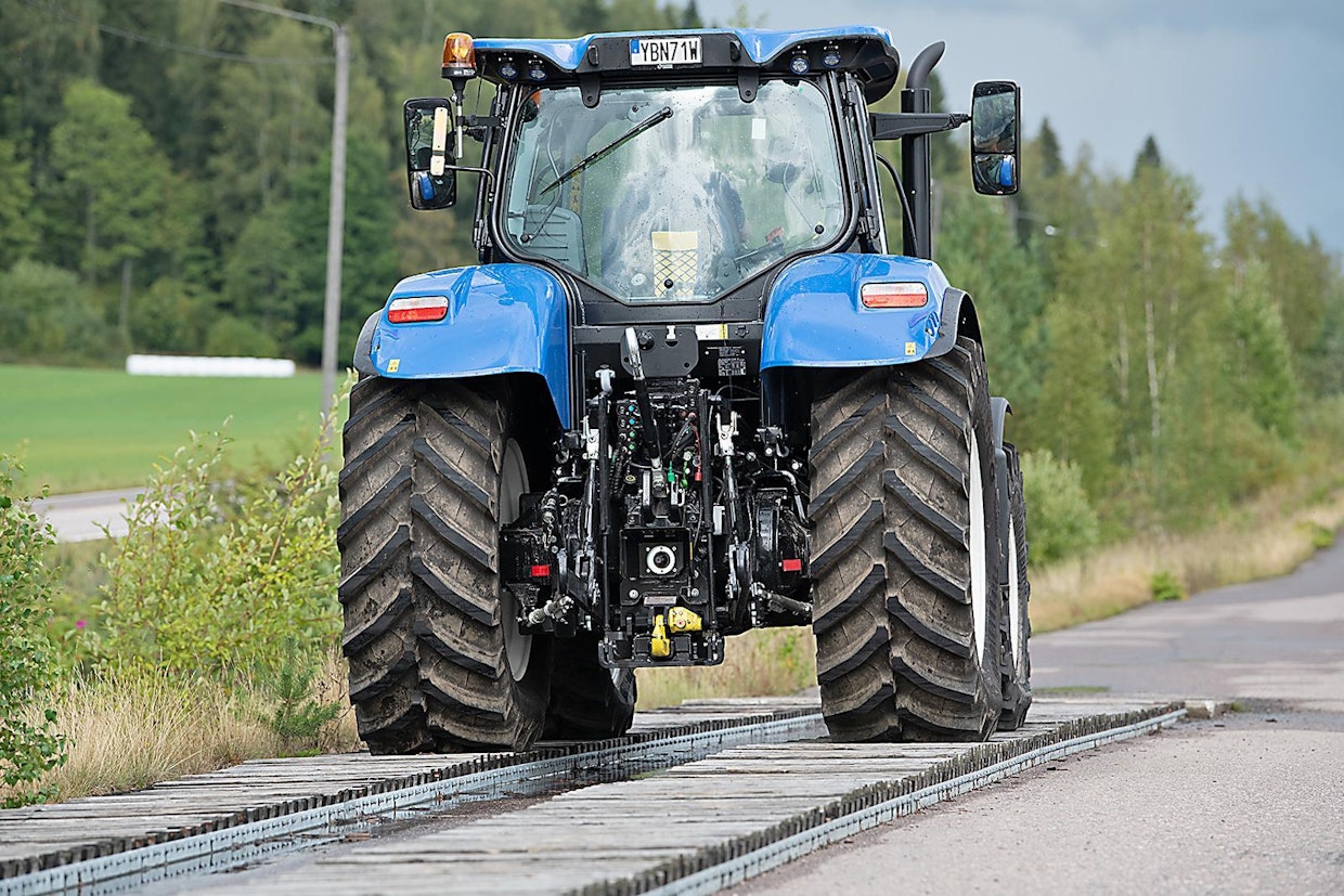 Renkaiden vaikutusta traktoriin kohdistuvaan tärinään mitattiin Vakolan ISO 5008 -standardin mukaisella tärinäradalla 15 km/h nopeudella.