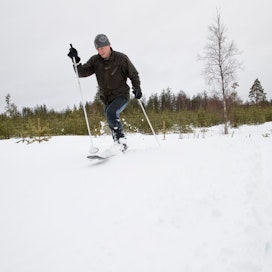 Lumikengillä kulkeva kuvaaja jää auttamattomasti Mikko Harjun jälkeen.