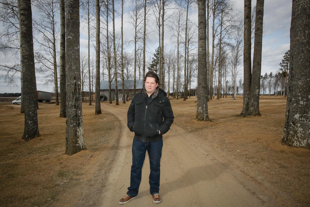 "Olen ollut onnekas. Sain toteuttaa nuoruuden haaveita ennen kotitilalle paluuta. Vieläkin syntyy ideoita, joita toteutan täysillä. Ehkä en kuitenkaan enää lähtisi samalla rohkeudella koetanssiin", pohtii ypäjäläinen maanviljelijä ja Loimijoki Golfin toimitusjohtaja Perttu Jaakkola.