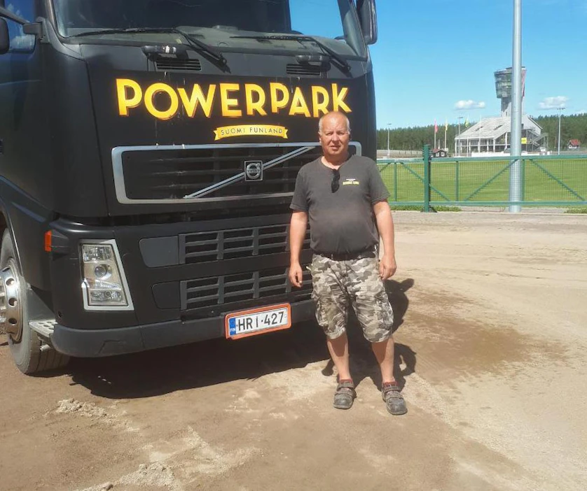 Arto Siika-aho ei ole eilisen teeren poika raviradan laittamisessa. Radalle ja yleisölle ihanteellisin sää olisi pilvipouta ja 25 astetta lämmintä.