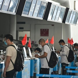 Kasvomaskit ovat käytössä lentokentällä Wuhanissa Kiinassa.