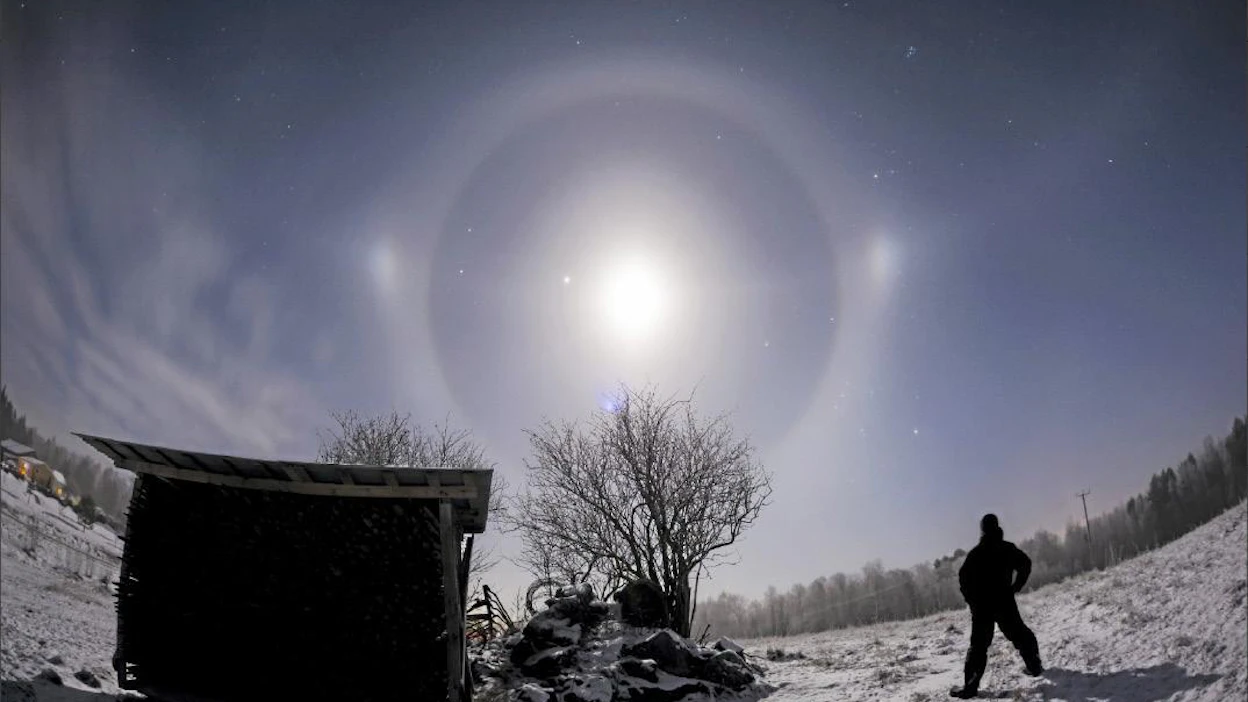 Koko taivaan täyttävä halo näkyi tammikuun puolivälissä Pälkäneellä kahdeksan jälkeen illalla. ”Näytös ei kestänyt pitkään, sillä vasemmalla näkyvä pilvi vyöryi eteen”, kuvaaja Jari Luomanen kirjoitti havainnostaan. Näytelmästä löytyi seitsemän eri haloa. Jari Luomanen
