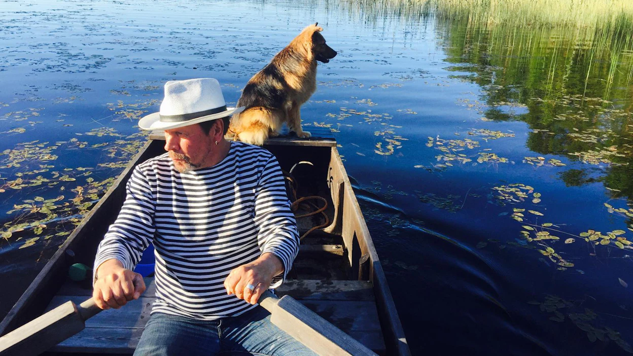 Pauli "Pate" Mustajärvi on kuvassa soutelemassa Parkanon Mustajärvellä Tiara-koiran kanssa.