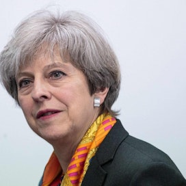 Britannian pääministeri Theresa May vakuuttaa lausunnossa, että Manchesterin tapahtumista hankitaan kaikki tieto. Britannian hallinto hätäkokoustaa tiistaiaamuna.