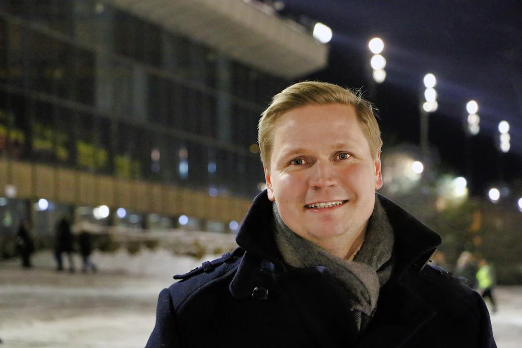 Heikki Häyhä johtamansa yrityksen, Vermo Areenan, äärellä aikana, jolloin yleisöllä oli vielä pääsy katsomoalueelle.