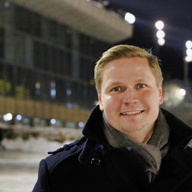 Heikki Häyhä johtamansa yrityksen, Vermo Areenan, äärellä aikana, jolloin yleisöllä oli vielä pääsy katsomoalueelle.