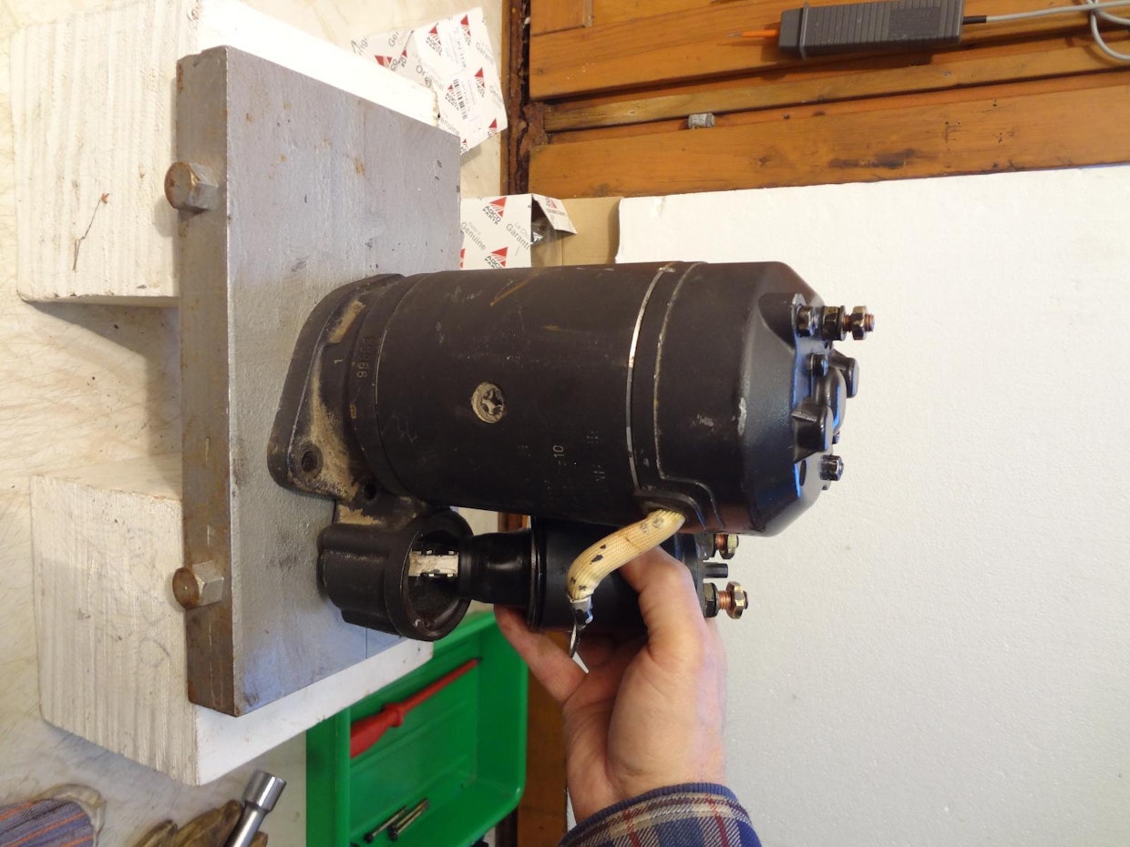 1. Purkaminen alkaa solenoidin irrotuksella. Ensimmäiseksi irrotetaan solenoidin perästä moottoriosaan vievä johdin. Solenoidi on kiinni startin runkokappaleessa kolmella tai kahdella ruuvilla, jotka saattavat olla hyvinkin tiukassa. Iskumeisseli on tässä kohtaa käypä työväline. Solenoidi irtoaa siirtohaarukan vivusta ohjaamalla solenoidin vetotankoa haarukasta poispäin.