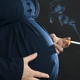 Maailmanlaajuisesti noin 53 prosenttia tupakoivista naisista jatkaa tupakointia raskauden aikana.
