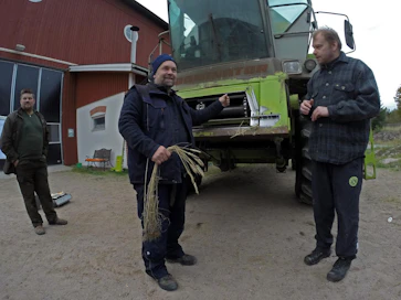 Urakoitsija Kari Kaivolan (vas.) ja Vihdin Kone Oy:n Jörn Finkemayerin voimin toteutettu kurssi antoi käytännönläheisellä tavalla läpileikkauksen puimurin toimintaan. Martin Reichelt elementissään vahvalla otteella.