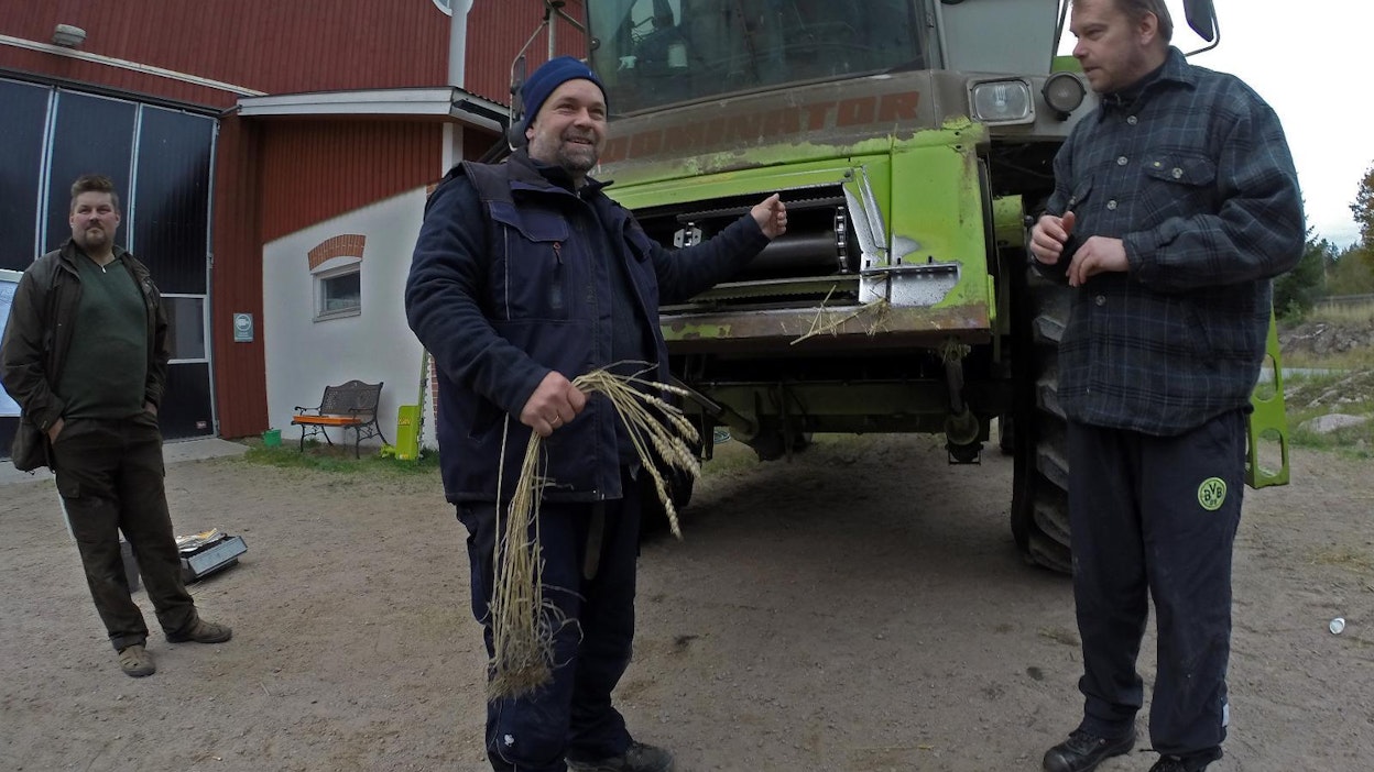Urakoitsija Kari Kaivolan (vas.) ja Vihdin Kone Oy:n Jörn Finkemayerin voimin toteutettu kurssi antoi käytännönläheisellä tavalla läpileikkauksen puimurin toimintaan. Martin Reichelt elementissään vahvalla otteella.
