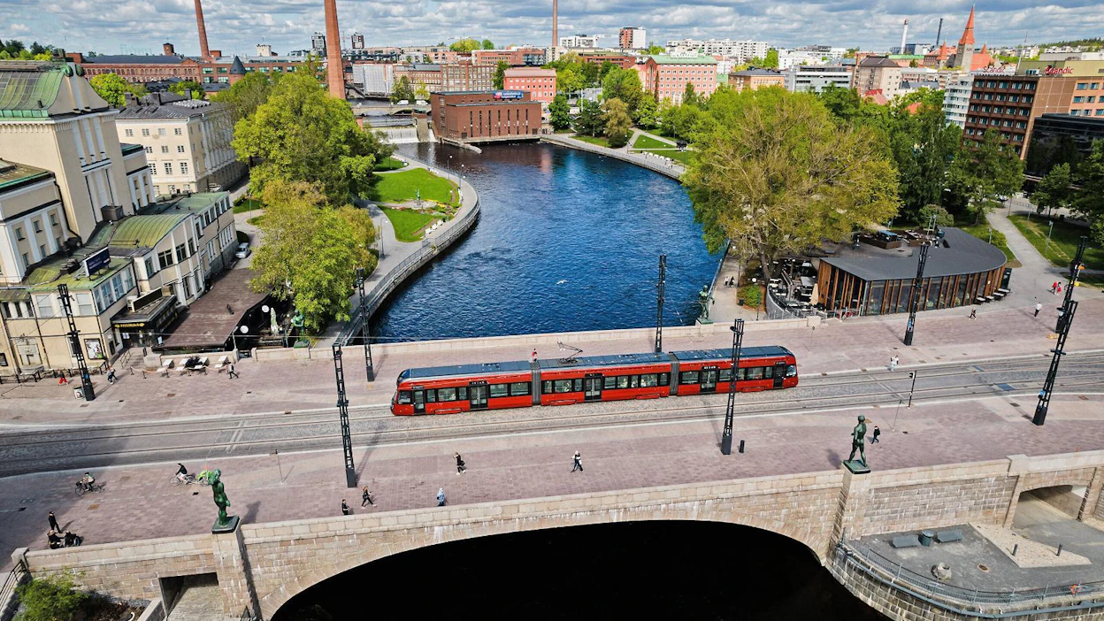 Tampereella ratikoita on koeajettu jo jonkin aikaa. Tositoimiin ne pääsevät huomenna, kun raitiovaunuliikenne avataan julkiseen käyttöön.