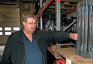 Matot ovat hyllyissä, joista ne on näppärä ottaa trukilla alas. Käsivoimin mattoja ei kannata yrittää liikutella, sillä nostomatto painaa lähemmäksi sata kiloa ja varsimatto reilusti yli sata kiloa.