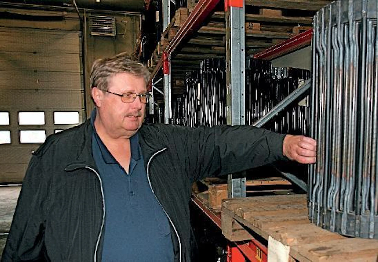 Matot ovat hyllyissä, joista ne on näppärä ottaa trukilla alas. Käsivoimin mattoja ei kannata yrittää liikutella, sillä nostomatto painaa lähemmäksi sata kiloa ja varsimatto reilusti yli sata kiloa.