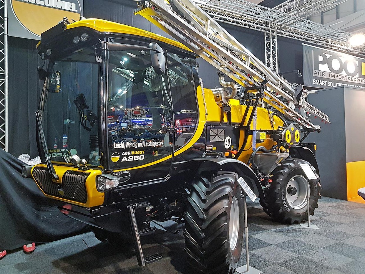 Itsekulkevien siroimpia malleja edustaa McConnellin Agribuggy A280. Moottorina Cumminsin 2,8 l diesel. Ruiskun pumpun teho on 272 l/min, alumiinipuomisto 18–27 m ja säiliö 2 700 l. (TL)