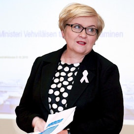Kunta- ja uudistusministeri Anu Vehviläinen (kesk.) esittää kuntien tehtävien karsintaa.