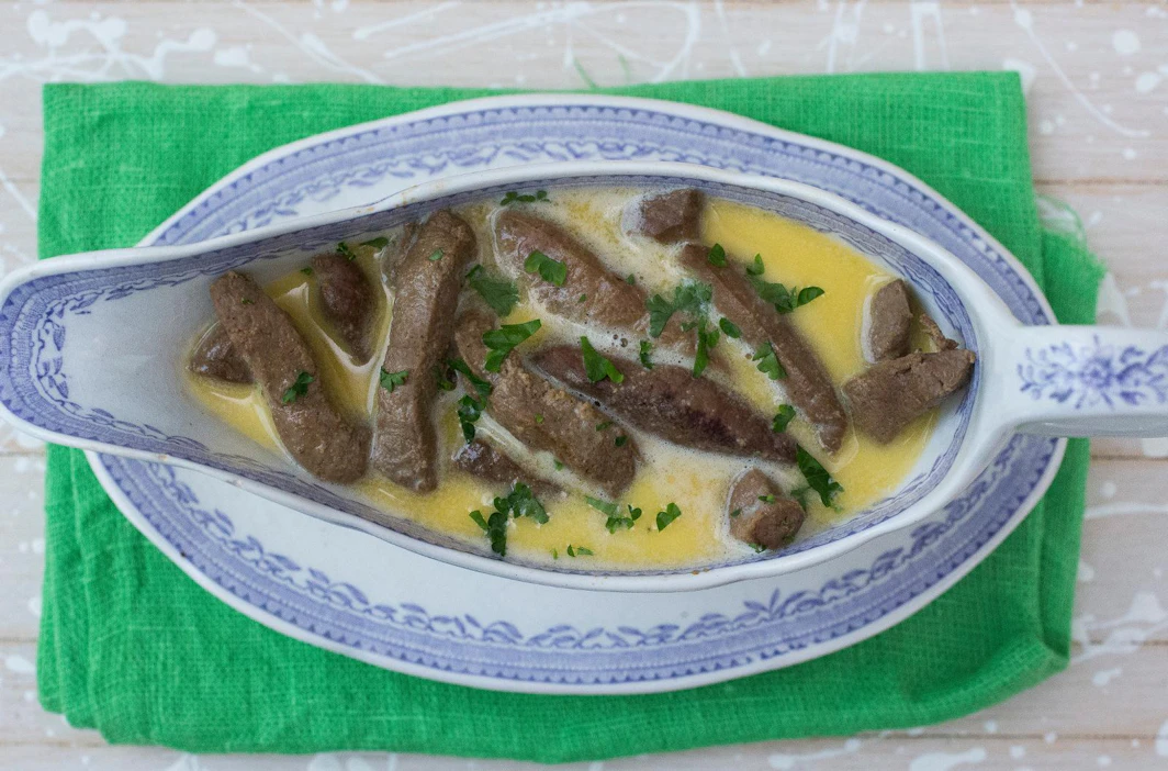 Appelsiini ja hienonnettu fenkoli antavat maksakastikkeelle raikasta makupotkua.
