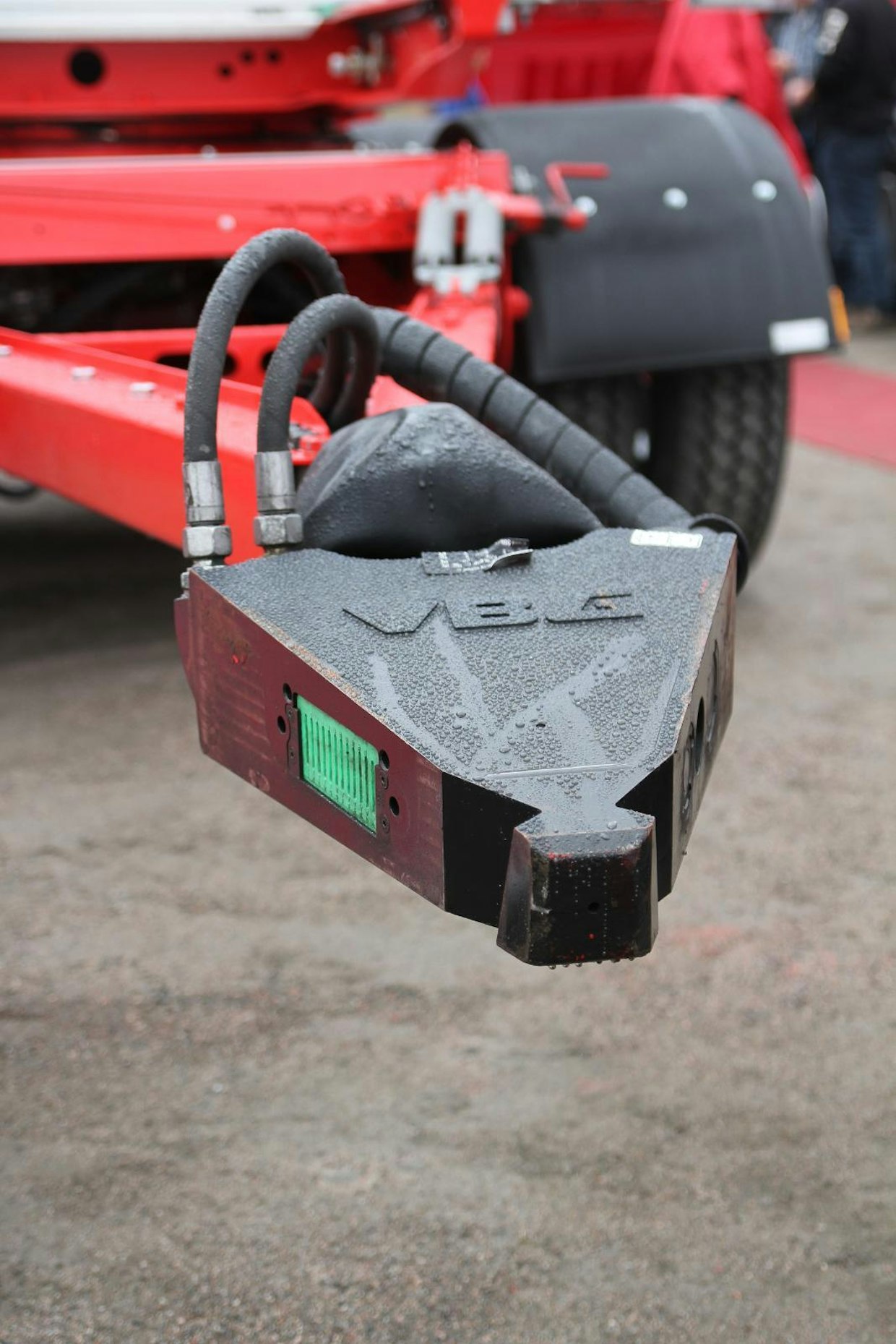 VBG:n MFC automaattinen vetokytkin mahdollistaa paineilma-, sähkö- ja hydrauliikkaliitäntöjen kytkennän ja irrotuksen ohjaamosta käsin ajoneuvosta poistumatta. Ratkaisu vähentää riskejä ja parantaa kuljettajan työskentelyolosuhteita. (TR)