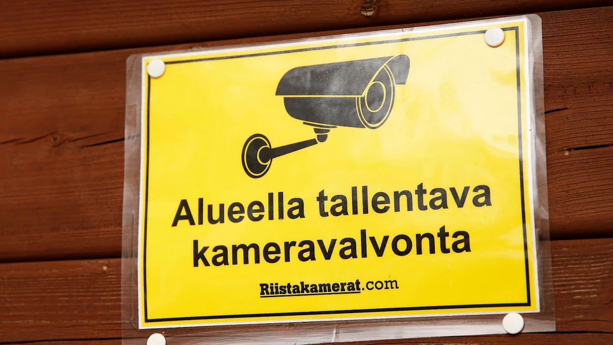 Hälytyslaitteet tai valvontakamera ovat hyviä keinoja ehkäistä pitkäkyntisten kiinnostusta.
