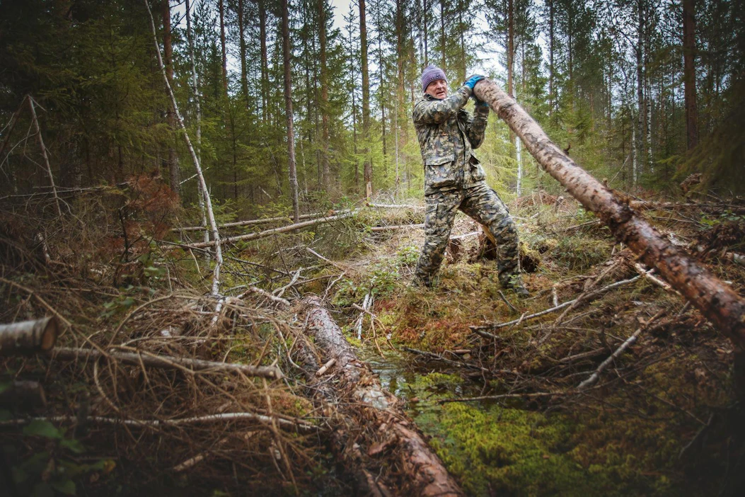 "Ojiin oli laitettu puutavaraa ylityksiä varten, mutta puutavaraa ei ollut poistettu hakkuun päätteeksi. Poistin ne itse", kertoo metsänomistaja Risto Kemppainen.