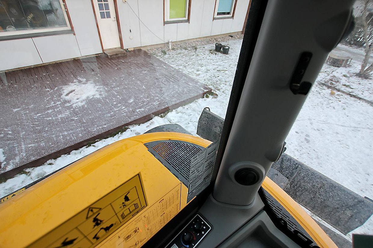 Hydradigin ylävaunun ulkomitat ovat erittäin pienet, joten hytistä näkee suoraan kaikkiin renkaisiin. Maanpinnan näkee jo metrin etäisyydeltä ohjaamosta.