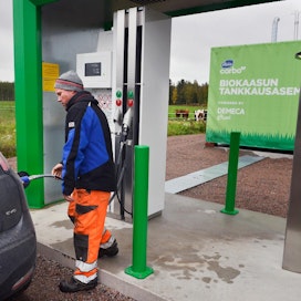 Janne Vuorenmaa tankkasi tiistaina kaasuautonsa kotimaatilan biokaasulla Haapavedellä.