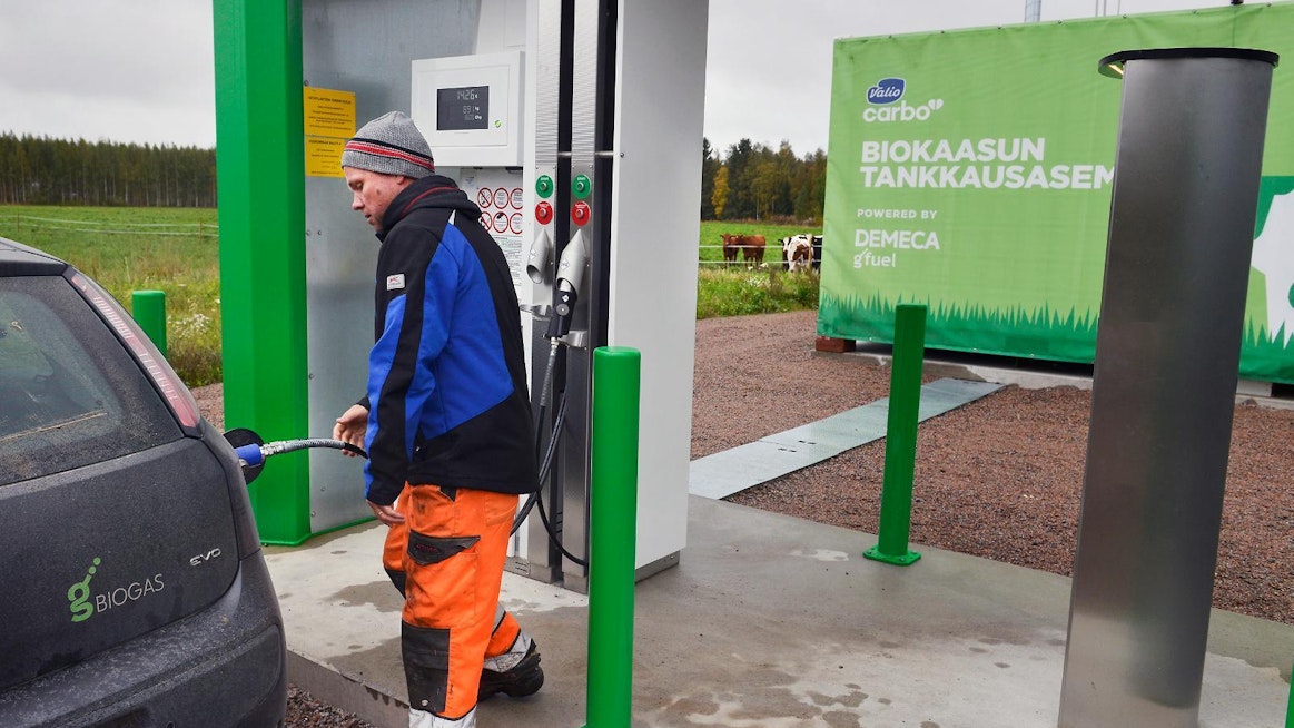 Janne Vuorenmaa tankkasi tiistaina kaasuautonsa kotimaatilan biokaasulla Haapavedellä.