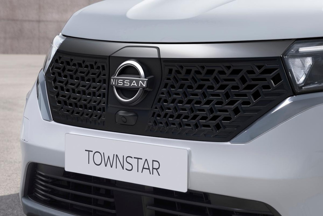 Ulkopuolta koristaa Nissanin uusi logo ensimmäisenä mallina Euroopassa.