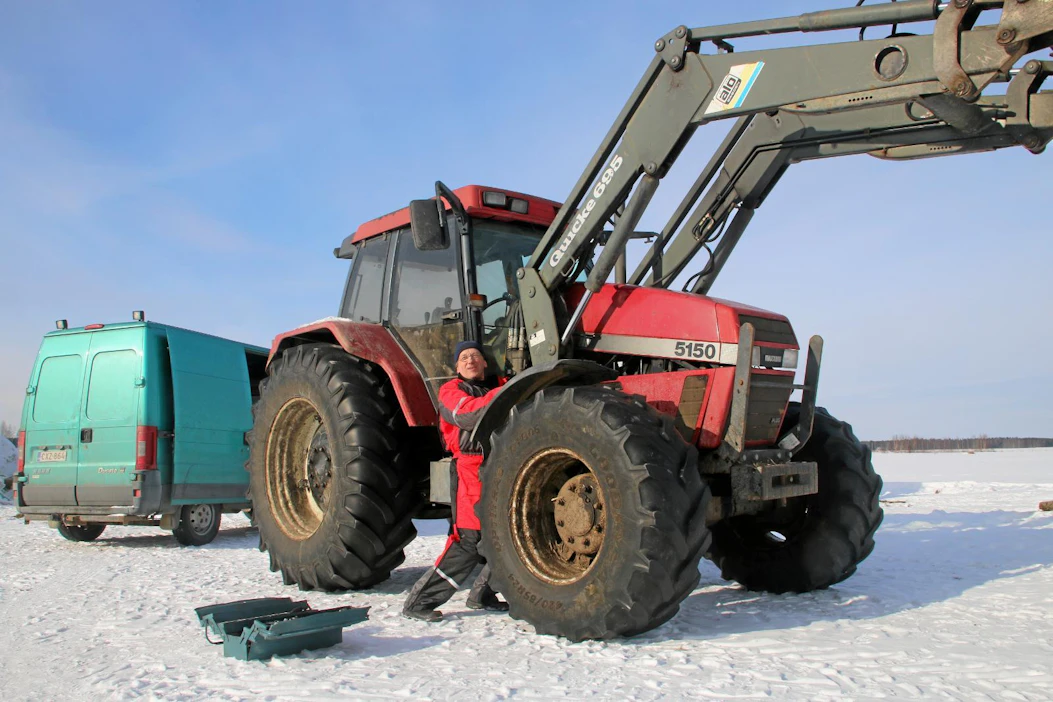 Antti Korkiamäki on CASE IH -traktoreiden erikoismies.
Myös Sampo-puimurien sielunelämä on tuttua.