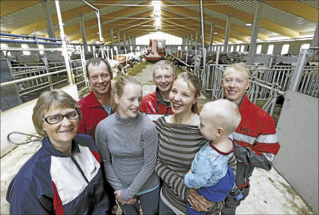 Sirkka (vas.), Petri, Saara, Kalle, Satu, Eetu (Sadun sylissä) ja Iikka Yrjänä viihtyvät kaikki uudessa navetassa. Pekka Fali