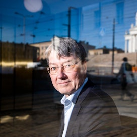 Antti Mäkinen kuvattiin ikkunan läpi Helsingissä nykyisen työpaikkansa Solidiumin pääkonttorirakennuksessa. Stora Enson hallituksen puheenjohtajaksi Mäkinen valittiin uudelleen pari viikkoa sitten.