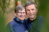 Liisa ja Tuomo Peltola viihtyvät keskenään niin kotona, metsässä kuin vaellusreissuillakin.