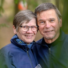 Liisa ja Tuomo Peltola viihtyvät keskenään niin kotona, metsässä kuin vaellusreissuillakin.