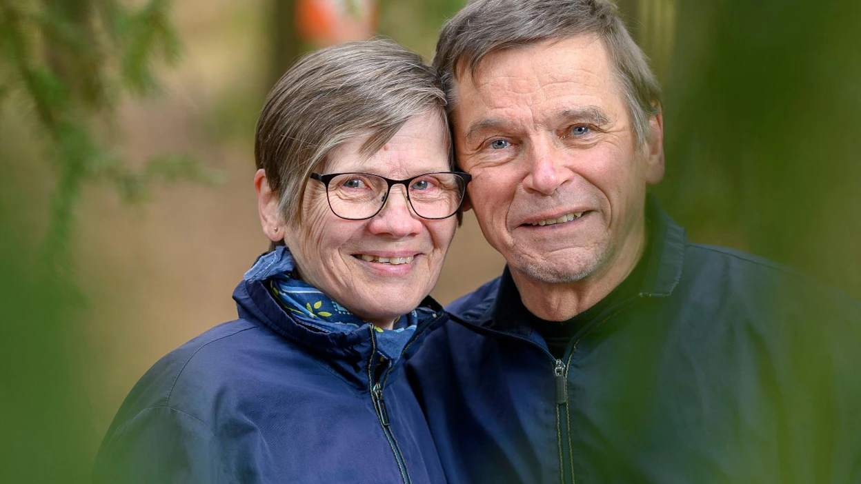 Liisa ja Tuomo Peltola viihtyvät keskenään niin kotona, metsässä kuin vaellusreissuillakin.