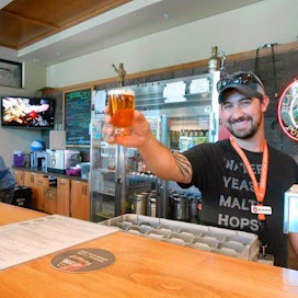 Chad Wester vetää ohjattuja vierailuja Deschutes Breweryn tuotantotiloissa. Yhä useampi turisti saapuu Bendiin  tutustumaan Keski-Oregonin maankuuluihin oluisiin.